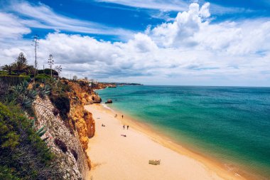 Portimao, Algarve, Portekiz'deki Barranco das Canas Plajı. Prai