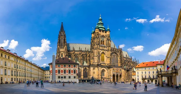 Praha, menara lonceng gothic dan Katedral St. Vitus. St. Vitus adalah — Stok Foto