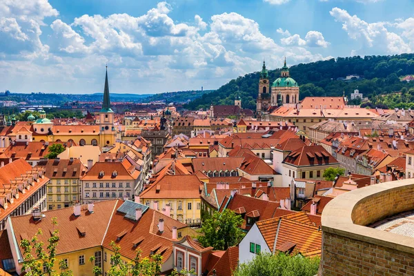 Prag'ın eski şehri. Charle ile Vltava nehri üzerinde Çek Cumhuriyeti