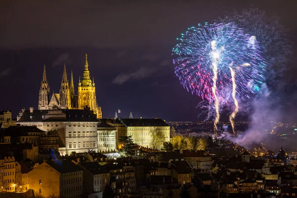 Фейерверки над Старым городом Праги, Чехия. Новый год — стоковое фото