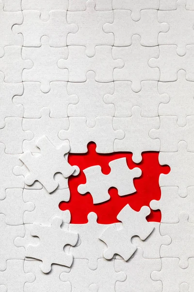 Niedokończone białe puzzle kawałki. Wypełnij kawałki Jig — Zdjęcie stockowe