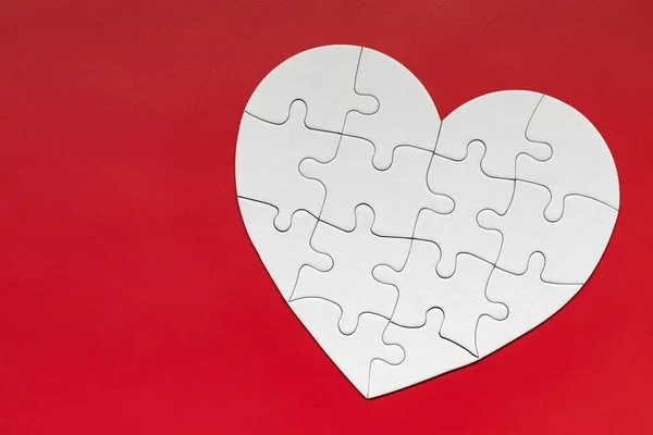 Puzzle a forma di cuore su sfondo a colori. Puzzle cuore su — Foto Stock