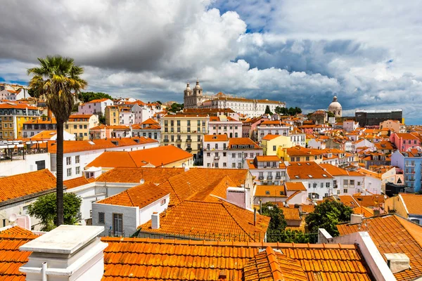 Lisbon, Portugal city skyline over the Alfama district. Summerti — Stock Photo, Image