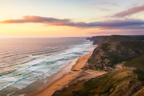 Praia da Cordoama au coucher du soleil. Praia do Cordoama près de Vila do Bisp — Photo