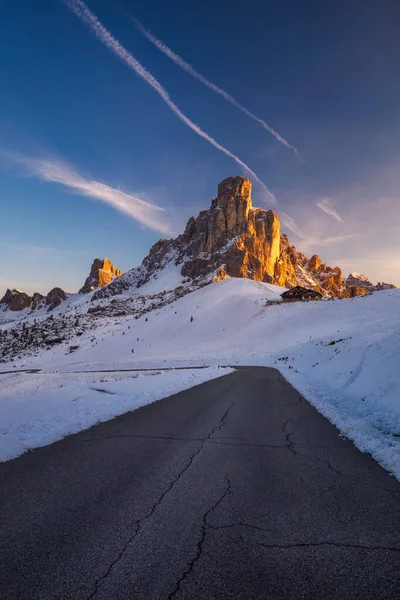Fantastyczne zimowy krajobraz, Passo Giau z słynnego Ra Gusela, Nu — Zdjęcie stockowe