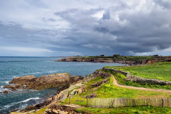 Landschap van rotsachtige Atlantische kust in Bretagne (Bretagne), Frankrijk — Stockfoto