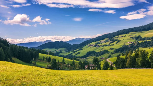 Imressive Dolomieten bergen en traditionele dorpen. Noorden van — Stockfoto