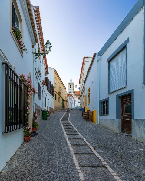 Calle en el casco antiguo en el centro de Lagos, región del Algarve, P — Foto de Stock