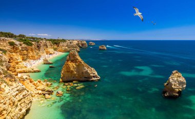 Praia da Marinha, Algarve güzel plaj Marinha, Portekiz. 