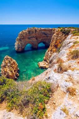 Marinha plajında doğal mağaralar, Algarve Portekiz. Kayalık yay