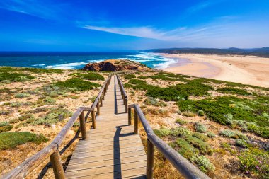 Praia da Bordeira ve ti iz parçası oluşturan boardwalks