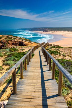 Praia da Bordeira ve ti iz parçası oluşturan boardwalks