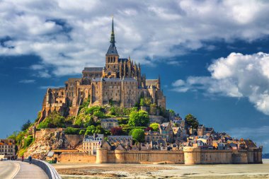 Güzel panoramik manzara, ünlü Le Mont Saint-Michel'in gelgit