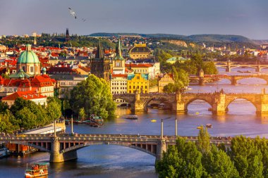 Eski Şehir İskelesi mimarisi ve Vltava Nehri üzerindeki Charles Köprüsü 