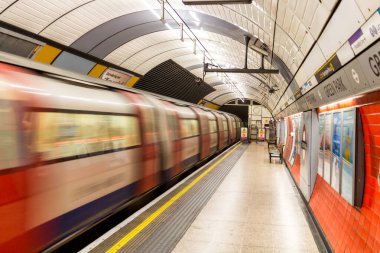 Lon 'da yer altı metro istasyonu hareket eden tren hareketi bulanıklaştı
