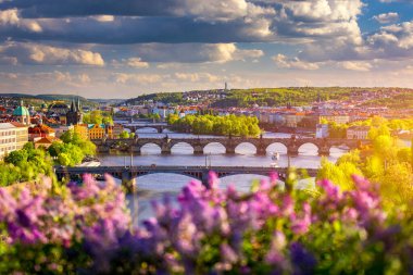 Amazing bahar şehir manzarası, Vltava nehri ve eski şehir merkezi ile 