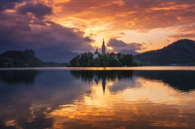 Slovenya Bled Gölü. Küçük bled gölü üzerinde güzel gündoğumu 