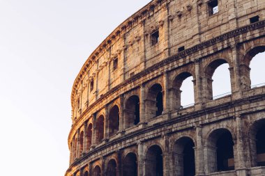 Roma, İtalya 'da gün doğumunda kolezyum