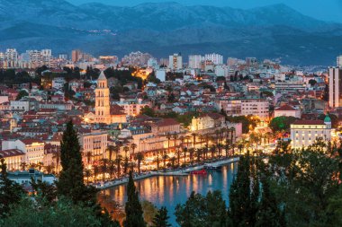 Şaşırtıcı Split şehir waterfront panorama saatte mavi, Dalmaçya, E