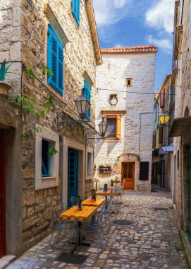 Dar sokak içinde tarihi kent Trogir, Hırvatistan. Seyahat destinati