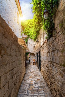 Dar sokak içinde tarihi kent Trogir, Hırvatistan. Seyahat destinati