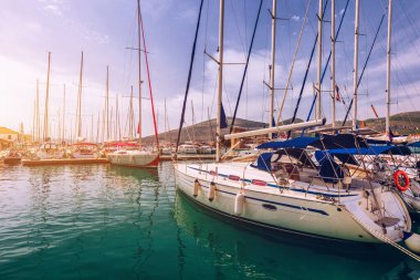 Yatlar limanda, Harbor, Trogir, Hırvatistan. Yelkenliler.