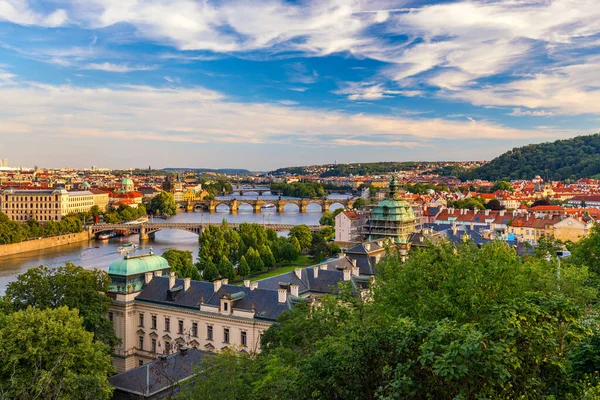 Vista panorámica del río Moldava y del centro histórico de Praga, bui —  Fotos de Stock