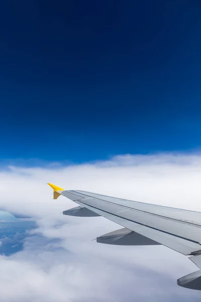 Vliegtuig ramen uitzicht boven de aarde op oriëntatiepunt naar beneden. View fro — Stockfoto