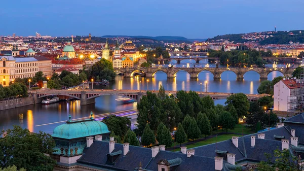 Praha, Česká republika překlenuje panorama s historickým Charlesem Br — Stock fotografie