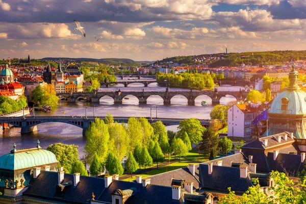 Vacker utsikt över gamla stans pir-arkitektur och Karlsbron — Stockfoto