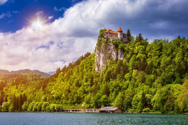 Bled kasteel met Lake Bled, Slovenië. — Stockfoto