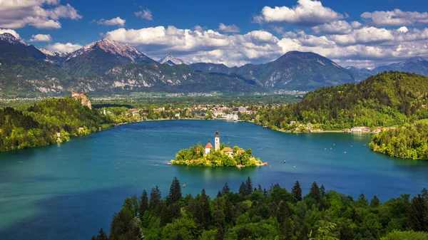 Jezioro Bled z St. Marys Church założenia na małej wyspie. B — Zdjęcie stockowe