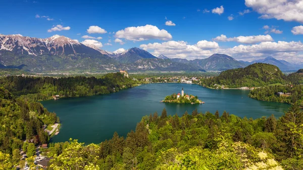 Lago Bled con la Iglesia de Santa María de la Asunción en la pequeña isla. B) — Foto de Stock