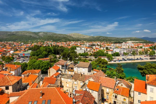 Hırvatistan'da Trogir, kırmızı çatı kiremitleri ile şehir panoramik görünümü, Croa