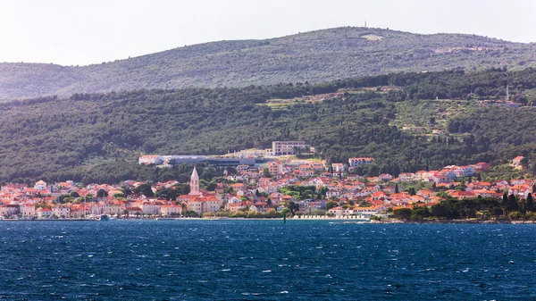克罗地亚布拉克岛的苏巴塔市。从海上看风景。图片 — 图库照片