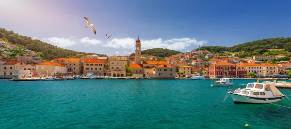 Panorama de la pintoresca ciudad Pucisca en Croacia, Island Brac, Eu — Foto de Stock