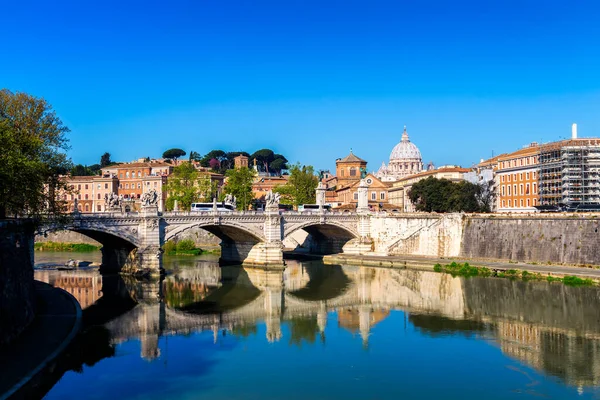 Θέα από το ιστορικό κέντρο της Ρώμης με τα κλασικά ιστορικά — Φωτογραφία Αρχείου