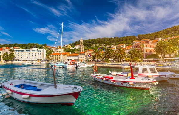 Vista en el increíble archipiélago con barcos en frente de la ciudad Hvar, Cr — Foto de Stock