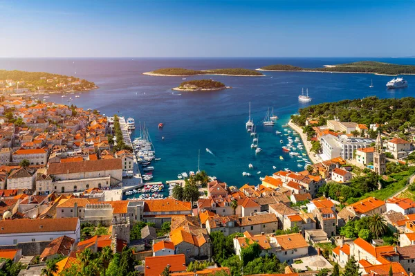 Vista en el increíble archipiélago frente a la ciudad de Hvar, Croacia. Harb. — Foto de Stock