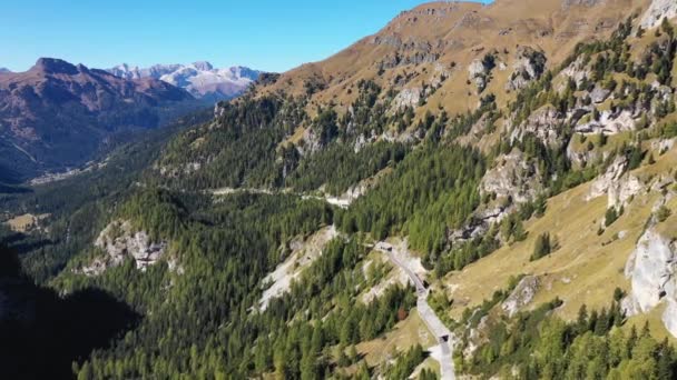 De Fedaia Lake Dam (Fedaia Lake), een kunstmatig meer in de buurt van Canazei, gelegen aan de voet van het Marmolada massief, de Dolomieten, Trentino. Luchtfoto drone beelden van Fedaia dam in de Dolomieten in Italië. — Stockvideo