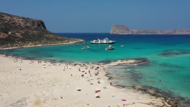 Vidéo aérienne par drone de la plage et du lagon emblématiques de Balos, près de l'île de Gramvousa, avec une mer limpide turquoise et du sable blanc pur, île de Crète, Grèce. Balos Beach, Crète, Grèce . — Video