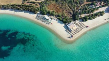 İtalya, Sardunya 'da güzel bir günde, Tuerredda sahilinin hava görüntüsü. Sardegna 'daki Tuerredda' nın hava aracı görüntüsü. Teulada yakınlarındaki Sardinya 'nın güneyindeki ünlü Tuerredda plajı. Sardunya, İtalya.