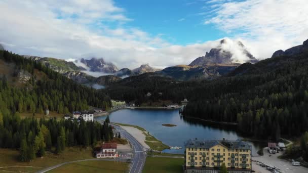 Paesaggio mozzafiato del Lago di Misurina con Dolomiti sullo sfondo, Italia. Paesaggio naturale panoramico di destinazione turistica nelle Dolomiti Orientali in Italia. Lago di Misurina nelle Dolomiti. Italia — Video Stock