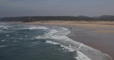 Praia da Bordeira ve gelgit veya Portekiz'de Pontal da Carrapateira yürüyüş iz parçası oluşturan boardwalks. Portekizce Praia da Bordeira Amazing görünümü. Bordeira, Algarve, Portekiz.