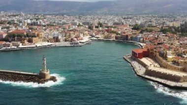 Ünlü deniz feneri ve geleneksel karakter, Girit adası, Yunanistan ile Chania ikonik ve pitoresk Venedik eski liman havadan drone görüntülemek video. Chania'daki Venedik limanının mimarisi.