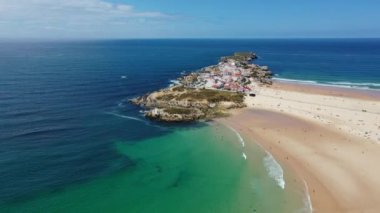 Portekiz'in batı kıyısında okyanus kıyısında ada Baleal naer Peniche havadan görünümü. Baleal Portekiz inanılmaz plaj ve sörfçü ile. Baleal, Portekiz'in havadan görüntüleri. 4k kalite