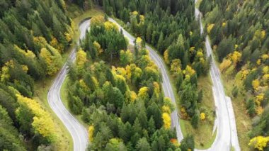 Dağ yolu serpantini. İtalya, Dolomites. Sonbahar dağlarında havadan çekilen görüntüler. Dolomites, Alpler, İtalya'da serpantin yolu. Dolomites dağ dolambaçlı yol, havadan görünüm, İtalya.