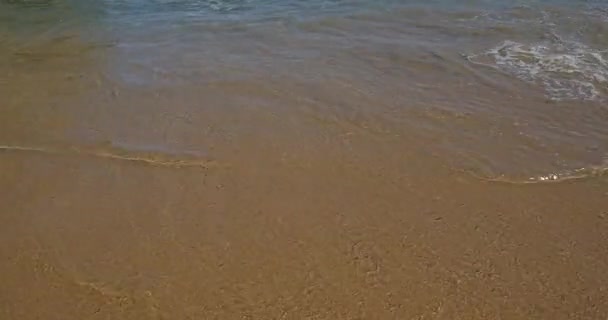 Onda oceânica azul na praia de areia. Onda suave de oceano azul na praia de areia. Contexto. Vista superior da bela praia com onda tranquila, fundo mar e oceano, conceito de férias de verão . — Vídeo de Stock