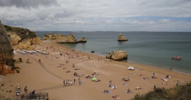 普拉亚多纳安娜海滩与绿松石海水和悬崖,葡萄牙.葡萄牙阿尔加维拉各斯美丽的多纳安娜海滩（普拉亚多纳安娜）. — 图库视频影像