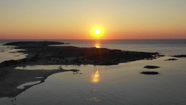 Aerial drone panoramic view video of famous exotic paradise sandy emerald beach of Elafonissi in South West Crete island, Greece. Beautiful sunset view of blue beach Elafonissi in Crete, Greece. — Stock Video